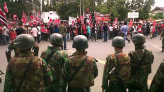 Polemik soal bendera Aceh memaksa TNI turun tangan ketika unjuk rasa pro bendera digelar di Banda Aceh, April lalu.