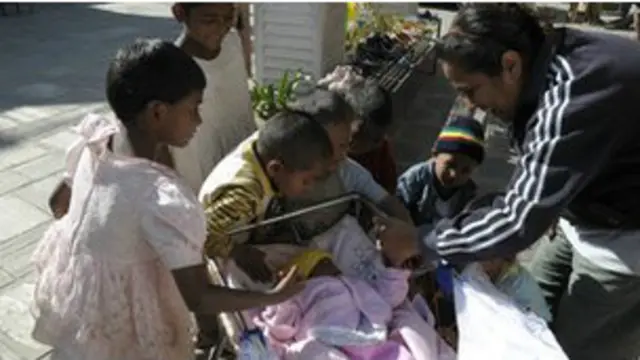 पुष्पा बासनेट 46 ऐसे बच्चों को पाल रही हैं जिनकी मां जेल में बंद हैं 