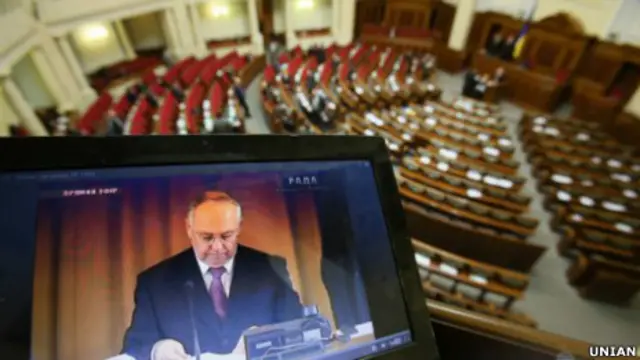 Володимир Рибак веде збори депутатів більшості 