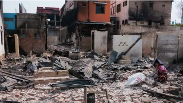 Rumah warga Muslim di Burma yang dibakar