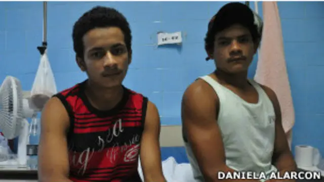 Da esquerda para direita, os irmãos Valdeci (picado pela cobra) e Lindomar, em hospital municipal em Altamira, após o resgate. Crédito: Daniela Alarcon