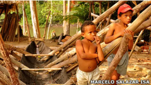 À direita, o menino Francenildo (de boné), que morreu após picada de escorpião. (Foto: Marcelo Salazar/ISA)