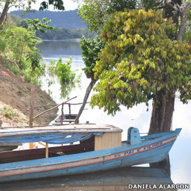 Beira do rio em frente à casa onde vive a família (Foto: Daniela Alarcon)