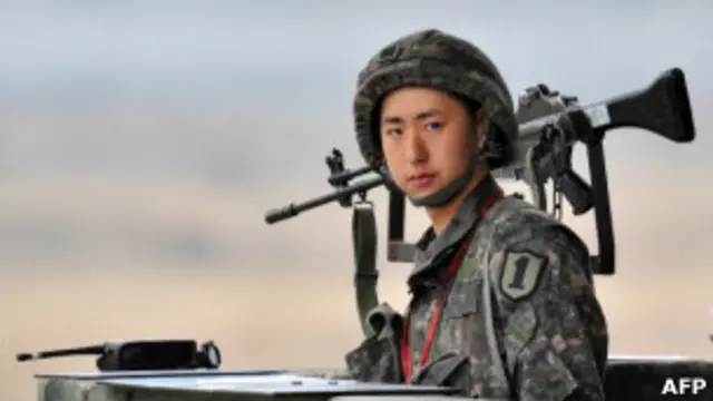 ایک جنوبی کوریائی فوجی شمالی اور جنوبی کوریا کی سرحد پر کھڑا ہے