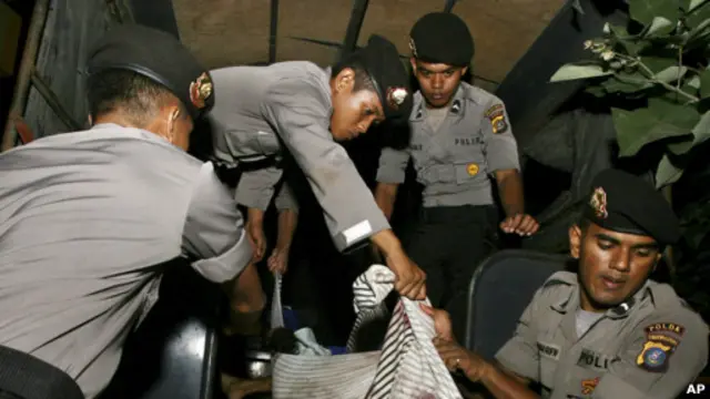 Korban tewas bentrokan imigran Burma di Medan, Sumut, dievakuasi oleh polisi.