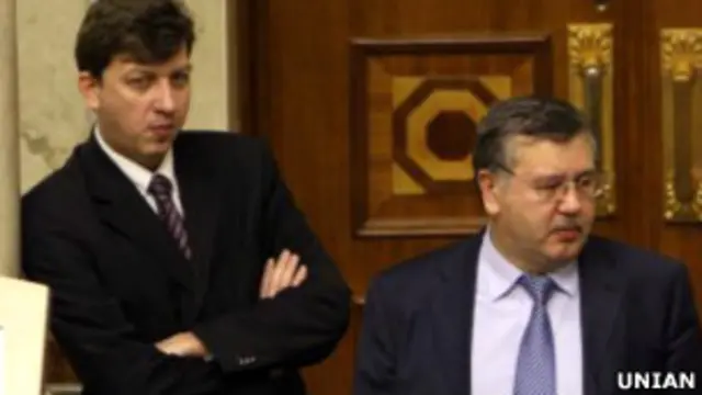 Олесь Доній та Анатолій Гриценко у сесійній залі 