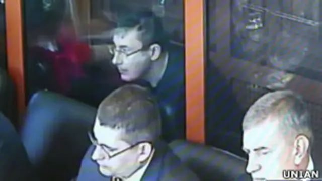 Юрій Луценко за скляною огорожею у суді