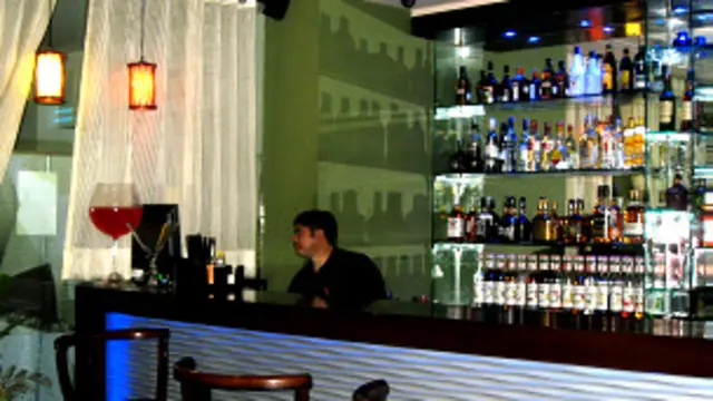 रेस्त्रां के अंदर बार की व्यवस्था लोगों को ज़्यादा विकल्प देती है.