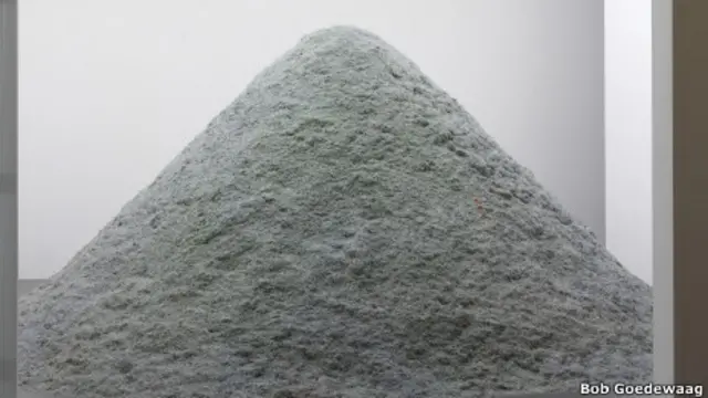 2008, Hristodulos Panayiotu, öğütülmüş banknotlar. Witte de With'de 2011'de sergilenen enstalasyonun fotoğrafı sanatçının ve İstanbul'daki Rodeo Galeri'nin izniyle yayınlanmıştır.