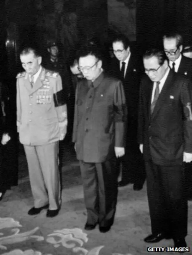 از کیم جونگ ایل، رهبر سابق به عنوان نابغه ای نظامی که توانسته یک ابرقدرت را تحقیر کند، در داخل کره شمالی تقدیر می شود