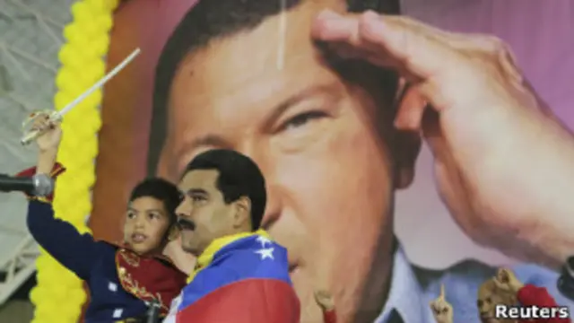 مادورو در برابر پوستر چاوز