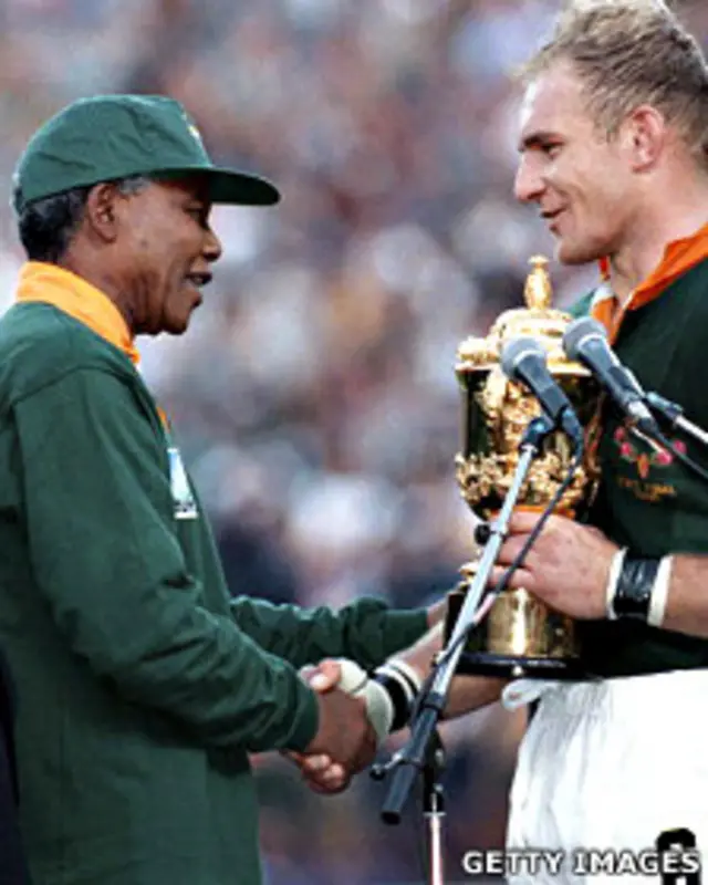 Mandela junto al capitán del equipo nacional de rugby Francois Pienaar 