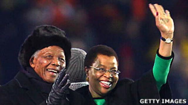 Nelson Mandela junto a Graça Machel en la Copa del Mundo en 2010