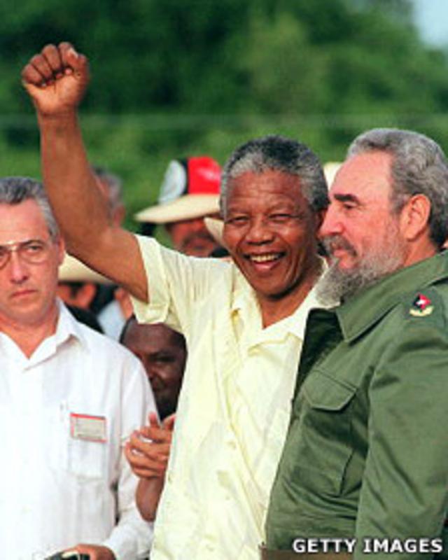 Mandela junto a Fidel Castro en 1990