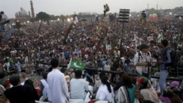 د عمران خان په مشرۍ د تحریک انصاف، نواز شریف په مشرۍ مسلم لیک نواز او د مولانا فضل الرحمان په مشرۍ جمیعت علمای اسلام ګوند پرته له کوم ګواښه خپلې انتخاباتي هلې ځلې او غونډې ترسره کوي.