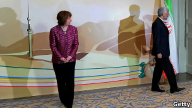 عالمی طاقتوں نے ایران کو جوہری سرگرمیوں کے حساس حصوں کو بند کرنے کے عوض پابندیاں نرم کرنے کی پیشکش کی ہے