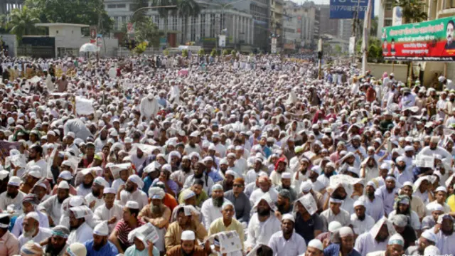 ঢাকার শাপলা চত্বরে অবস্থান নিয়েছিল হেফাজতে ইসলামের নেতাকর্মীরা 