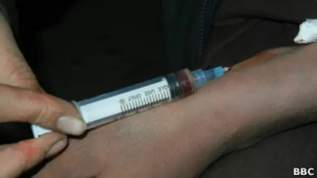 هزینه مصرف هروئین جاوید روزانه حد اقل شش دلار هست. 