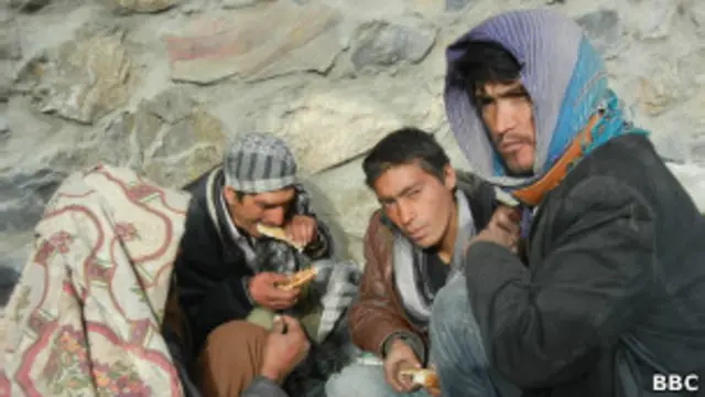 مستند 'درد پنهان افغانستان' سه شنبه، نهم اپریل/آوریل ساعت ۱۶۴۰ به وقت لندن و به وقت کابل و تهران ۲۱:۱۰ از تلویزیون فارسی بی‌بی‌سی پخش می‌شود