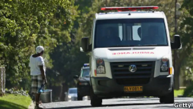 Нельсона Манделу везут на машине "Скорой помощи" домой