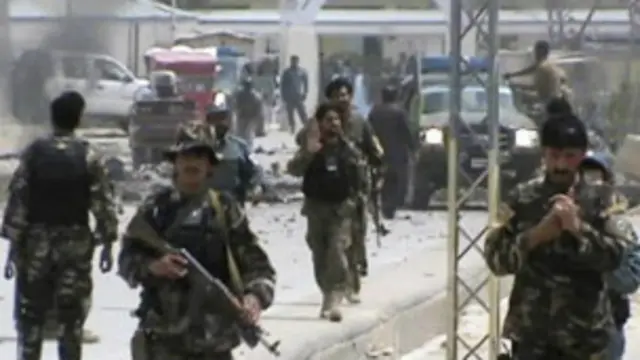 حملے ایک سکول اور ہسپتال کے سامنے ہوا جب ایک امریکی کارواں اور صوبے کے گورنر کا کارواں اس جگہ سے گزر رہا تھا۔