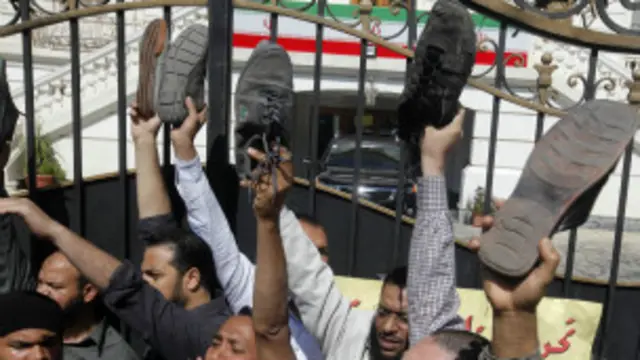 مصر ته د محمود احمدي نژاد د سفر پرمهال ځینو مصریانو پر هغه د بوټ ویشتلو هڅه وکړه.