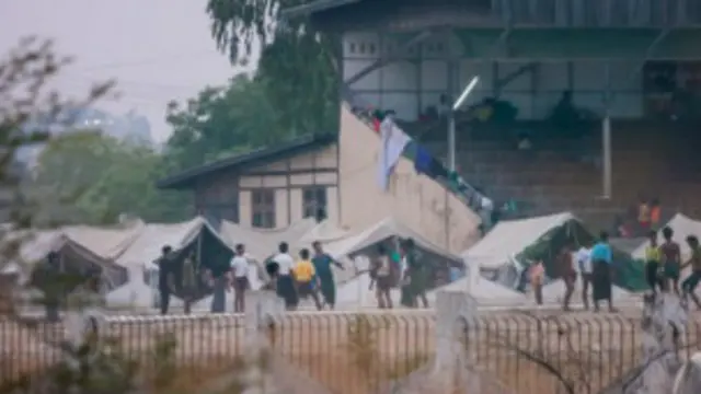 اس ویڈیو کے آغاز میں دیکھا جا سکتا ہے کہ ایک مسلمان سنار کی دکان پر بدھ بلوائی حملے کر رہے ہیں