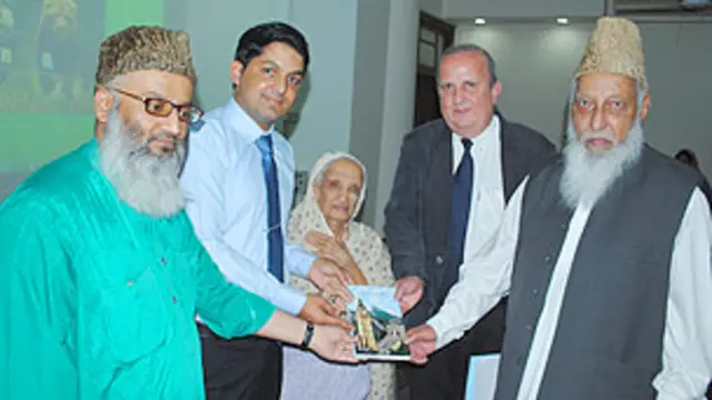 رونمائی، (دائیں سے بائیں) محمد رمضان چھیپا، حنان علی عباسی، فاطمہ ثریا بجیا، ڈائریکٹر گوئتھے انسٹیٹوٹ کراچی اور نعمت اللہ خان