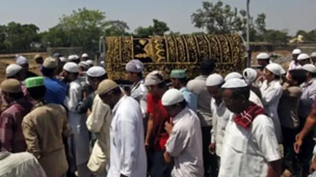 عمارت گرنے کے نتیجے میں ہلاک ہونے والے محمد صادق انصاری کی میت تدفین کے لیے لیجائی جا رہی ہے۔