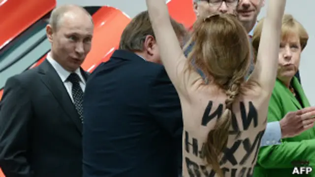 Una activista semidesnuda frente a Vladimir Putin y Angela Merkel