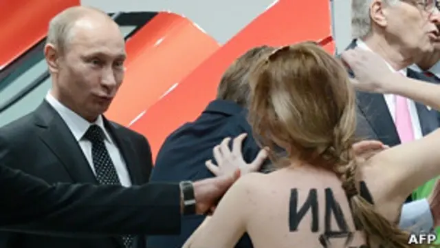 Путин и активистка Femen