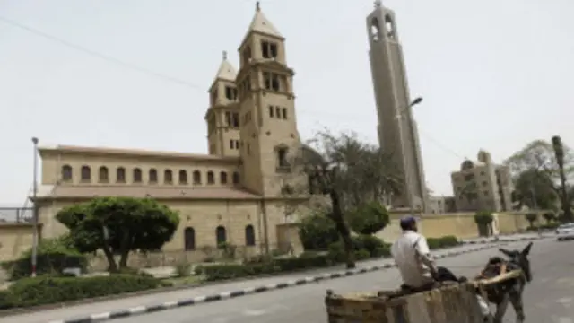 توقف حركة المرور أمام الكاتدرائية