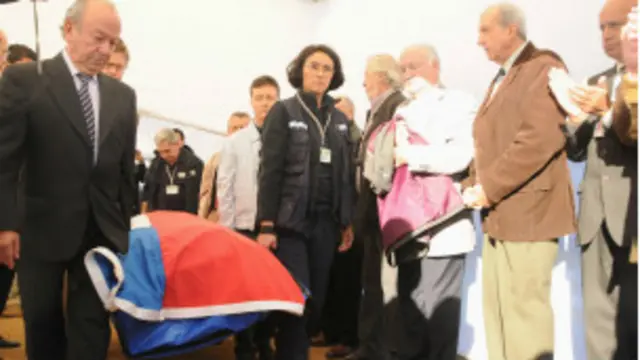 نیرودا کی ہڈیوں کو تجزیے کے لیے سان تیاگو لے جایا گیا ہے