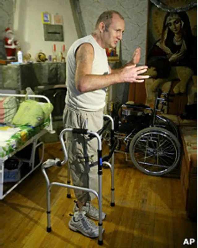 Избитый неизвестными до полусмерти журналист до конца своих дней оставался инвалидом, но не терял воли к жизни