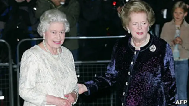 La Reina Isabel II, junto a Margaret Thatcher