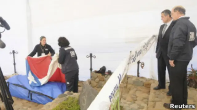 Autoridades acompanham a exumação dos restos de Neruda em Isla Negra, Chile. | Foto: Reuters