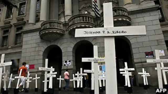 Protesto contra a violência da polícia no massacre do Carandiru (foto: AFP)