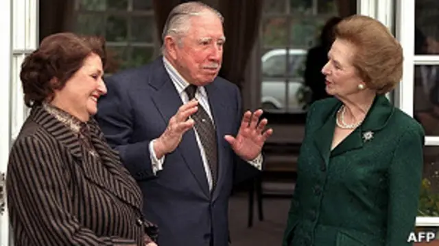 Margaret Thatcher con Augusto Pinochet y su esposa
