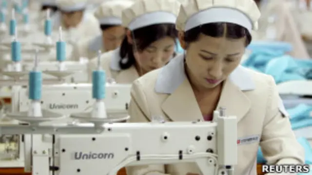 Северокорейские работницы на фабрике в Кэсоне