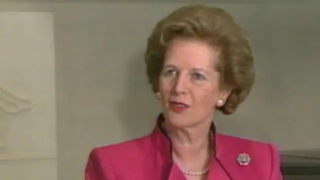 تر هغه څو شیبې وروسته چې د مارګریت تاچر د مړینې اعلان وشو، د هغې مینه والو یې کورته د ګلانو ګېډۍ وروړې. 