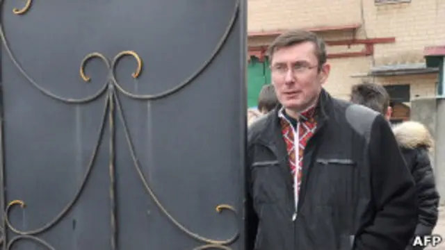 Юрий Луценко выходит из колонии на свободу (7 апреля 2013 года)