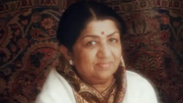 'हमने देखी है इन आंखों की महकती ख़ुशबू', को गुलज़ार ने पुरुष कलाकार के लिए लिखा था, लेकिन बाद में इसे लता मंगेशकर ने गाया.