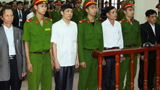Năm quan chức địa phương đã bị xử trong phiên tòa sơ thẩm 'Hủy hoại tài sản, Thiếu trách nhiệm gây hậu quả nghiêm trọng', cho hưởng án treo với mức từ 15 đến 24 tháng