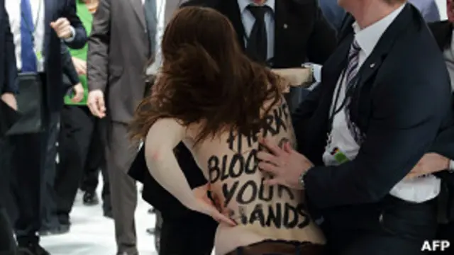 Служба безопасности задерживает участницу группы Femen