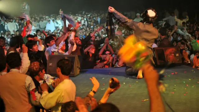 فرهاد دریا در حال اجرا در افغانستان