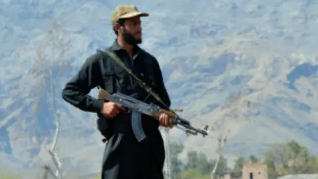 تیراہ کی سرحدیں تین قبائلی علاقوں خیبر، اورکزئی اور کُرم سے ملتی ہیں