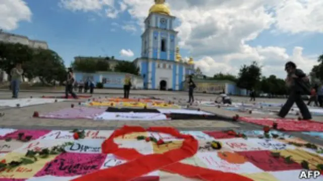 Акция в память о жертвах СПИДа на Михайловской площади в Киеве