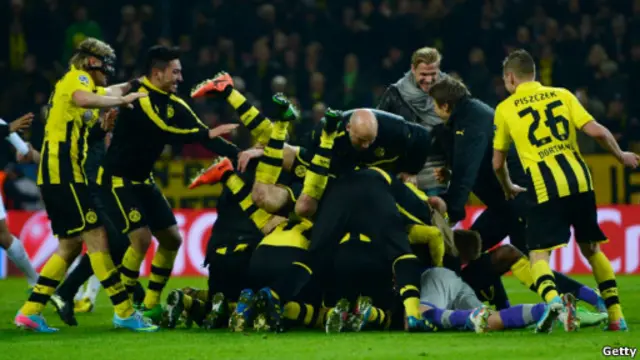 Para pemain Dortmund merayakan gol kemenangan.