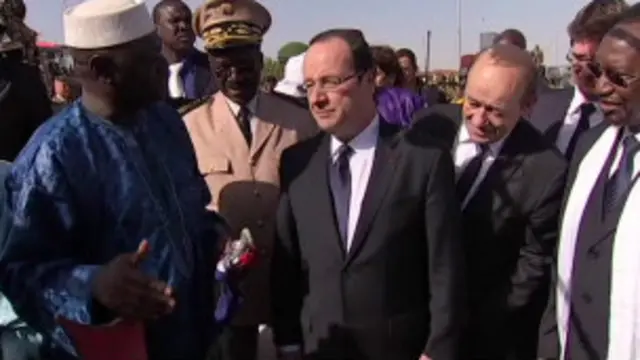 माली के अधिकारियों ने होलांड को उपहार के रूप में एक ऊँट दिया था