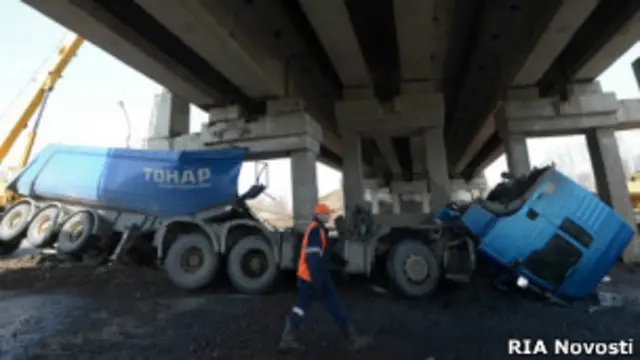 Грузовик, врезавшийся в мост, еще долго находился на месте аварии